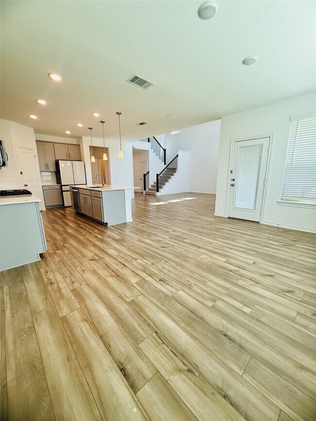 Building Photo - 15826 Dove Holw Dr