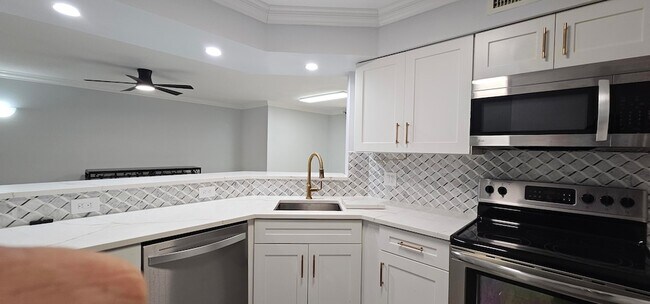 Building Photo - 400 Scotia Dr