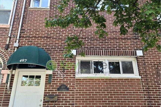 Building Photo - Rare Renovated 3BR/2BA Townhouse with Private Yard & NYC Views