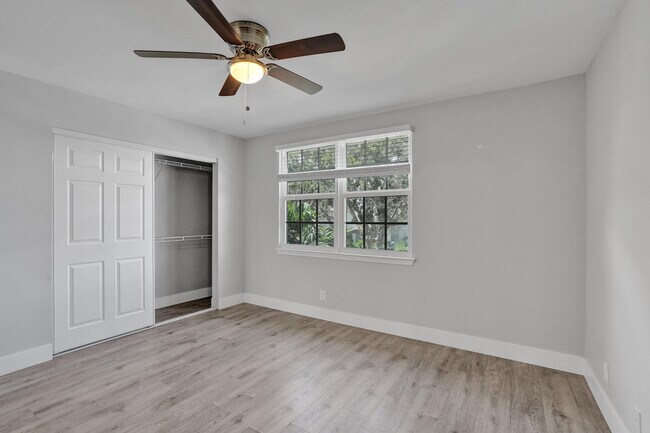 Building Photo - 9913 NW 57th Manor