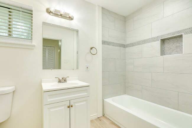 Building Photo - 408 Gardenia St