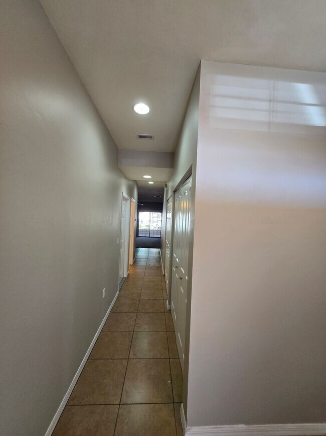 Building Photo - 2 Bed / 2.5 Bath Townhome with Upstairs Office/Sitting Area – Eagle Trace