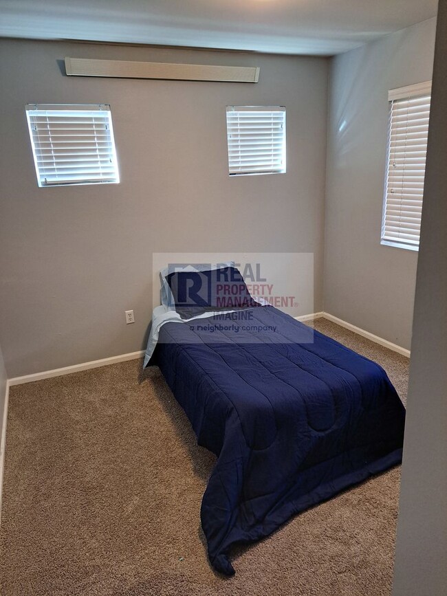 Building Photo - Fully Furnished *SHORT TERM RENTAL* (3-6 M...