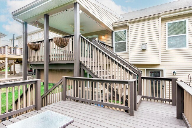 Building Photo - 216 Rockcrest Way