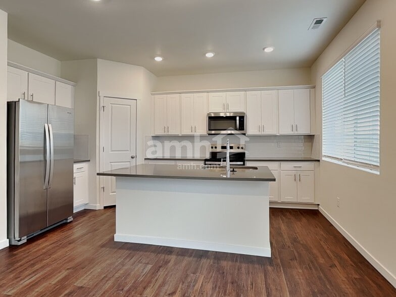 Building Photo - 11669 Logans Rdg Dr