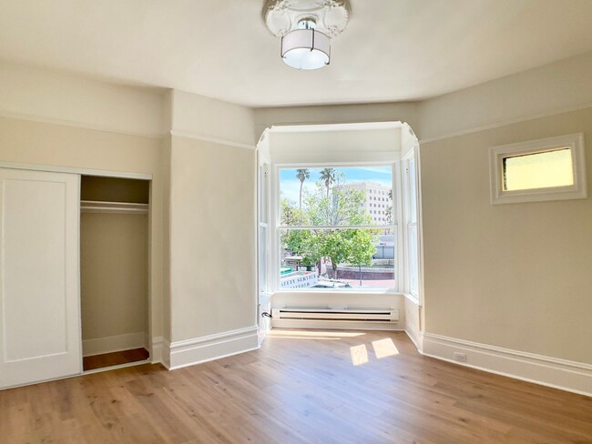 Building Photo - FULL FLOOR FLAT! Bay Windows, Hardwood Flo...