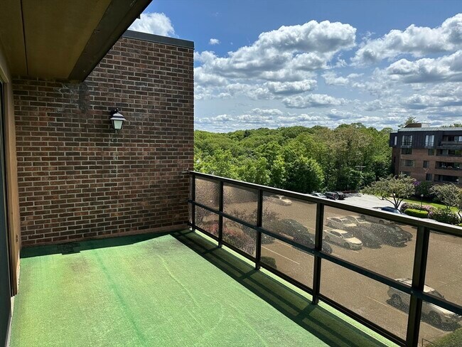 Building Photo - 402 Paradise Rd