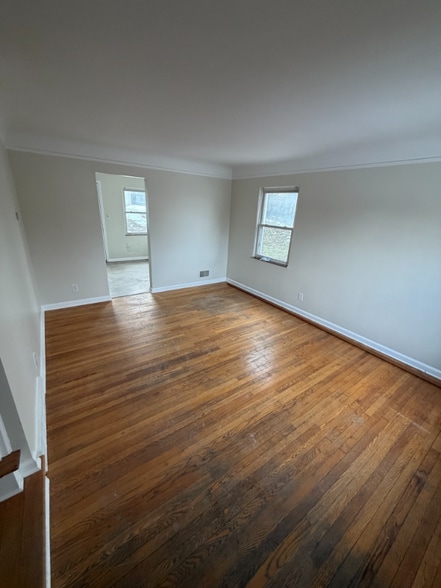 Building Photo - 400 Parkview Dr