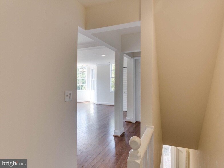 Light filled entry - 322 S Washington St