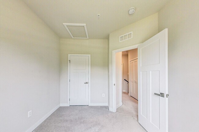 Building Photo - Meticulously Maintained 3 bedroom, 2.5 bat...