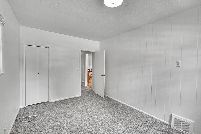 Building Photo - $3,000- Location! 2 Bed 2.5 Bath 2 Non-Con...