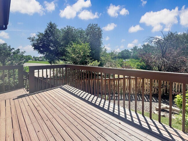 Building Photo - $0 DEPOSIT OPTION. DESIRABLE DAKOTA STATION SPLIT-LEVEL HOME WITH 3 BEDROOMS, 2 BATHS, AND SPACIO...