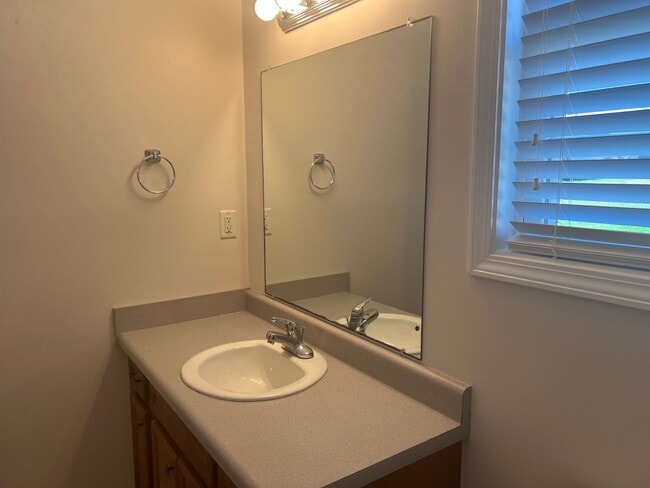 Building Photo - 3 Bedroom 3 Bathroom House with an Office.  Available Now!