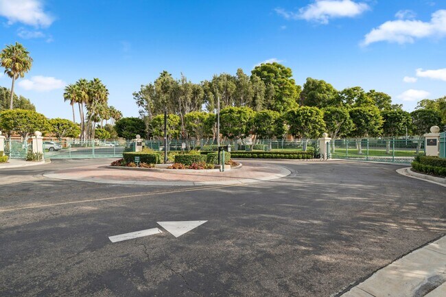 Building Photo - Villa Point Upper Unit with Loft and Golf Course Views