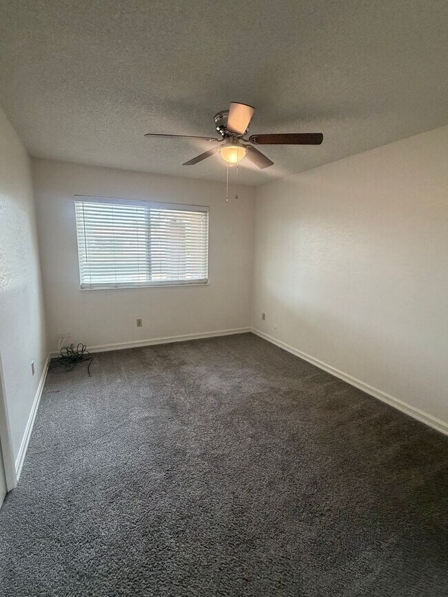 Building Photo - Charming 3 bedroom 2 bathroom home located in Hanford