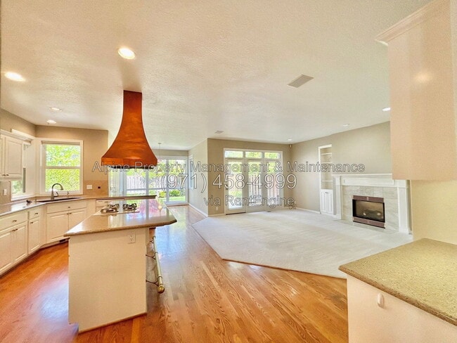 Building Photo - 820 NW Pebble Beach Way