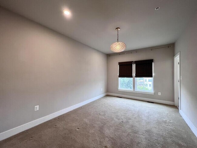 Building Photo - 818 Fern Pl NW
