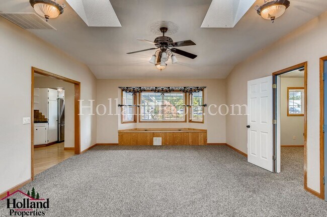 Building Photo - Espectacular Single Level 4 Bed Home in Hi...