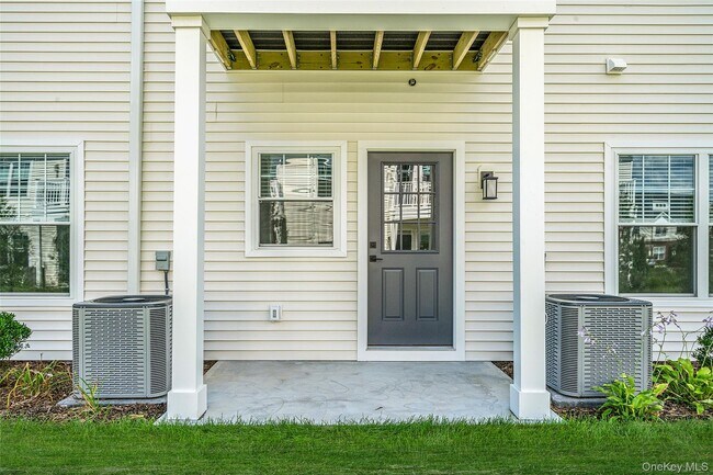 Building Photo - 725 Eastview Dr