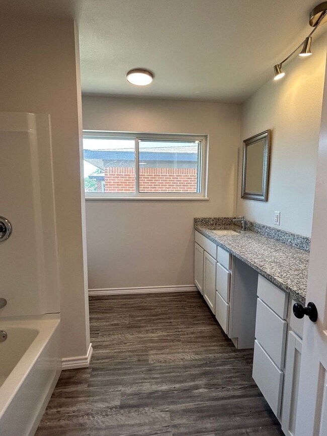 Building Photo - Beautiful Home on the Eastside!