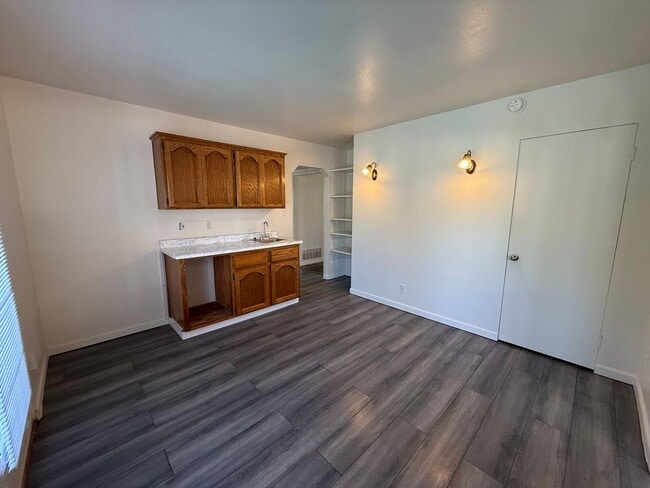 Building Photo - Cozy 2 bedroom 1 bathroom with pool!