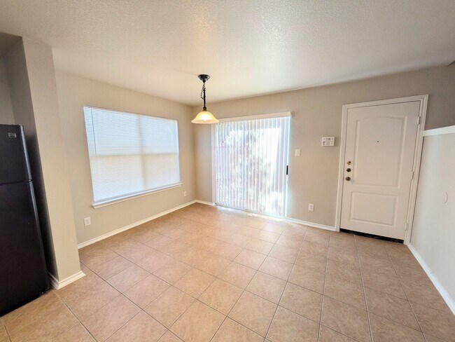 Building Photo - Very Nice 4 Bedroom Home In Convenient Northwest Location!