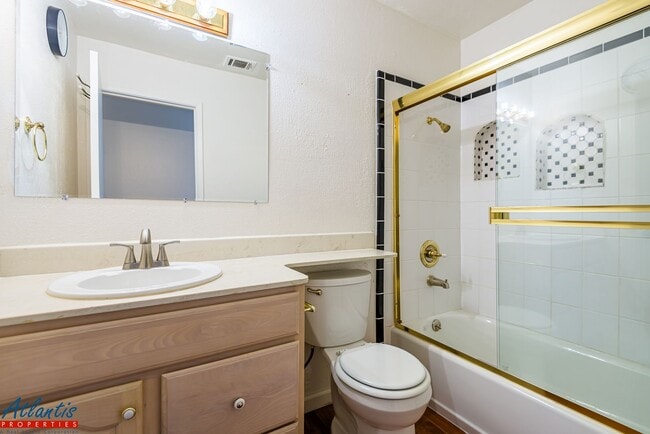 Building Photo - Beautiful Home | Attached ADU Suite | Desirable Location