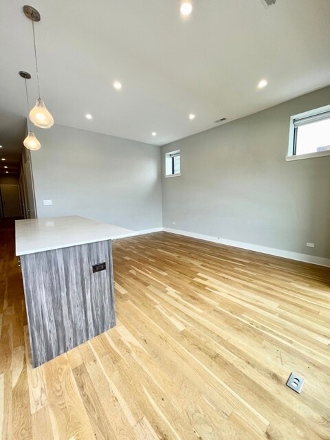 Building Photo - 4555 N Ravenswood Ave