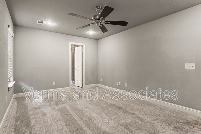 Building Photo - 3205 SW Riverstone Ave
