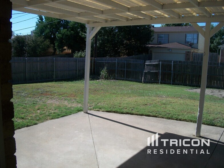 Building Photo - 9215 Sophora Dr