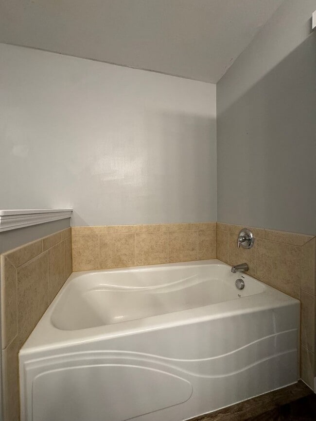 Building Photo - HUGE PET FRIENDLY Rental