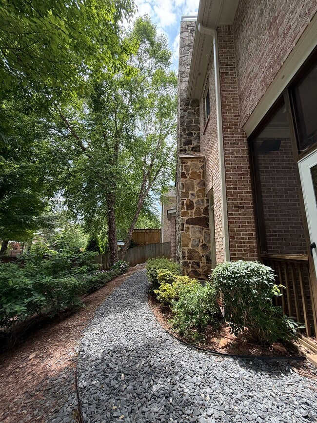 Building Photo - 2041 Mendenhall Cir