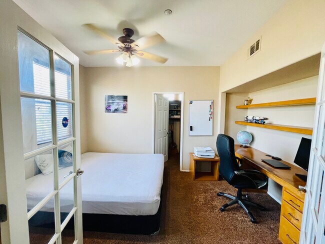 Building Photo - 3201 Aspen Grv