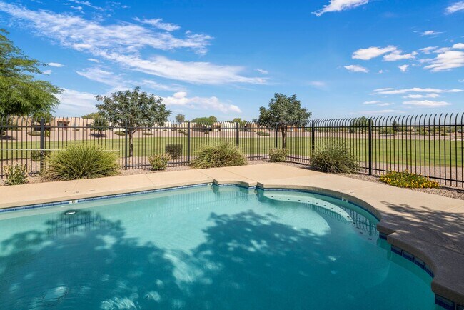 Building Photo - Beautiful 3 bedroom patio home with open f...