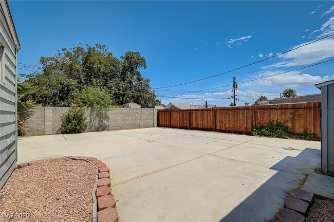 Building Photo - 1405 E Bridger Ave