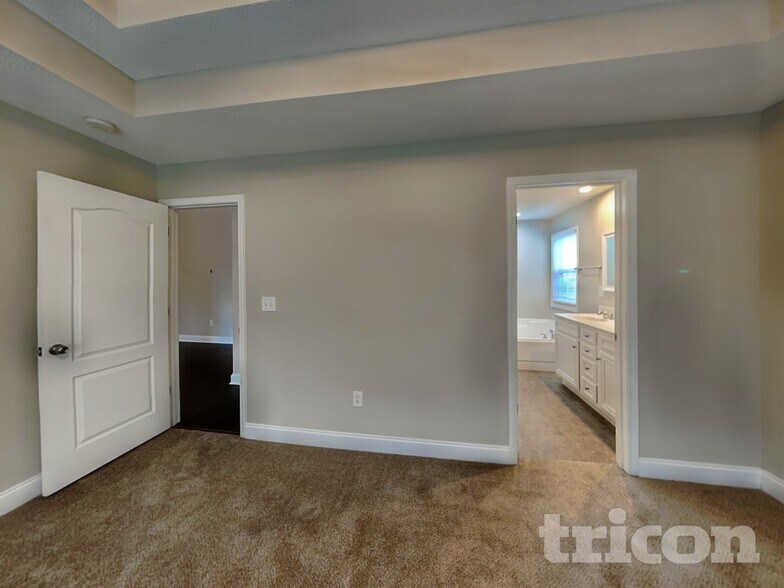 Building Photo - 621 Savannah Dr