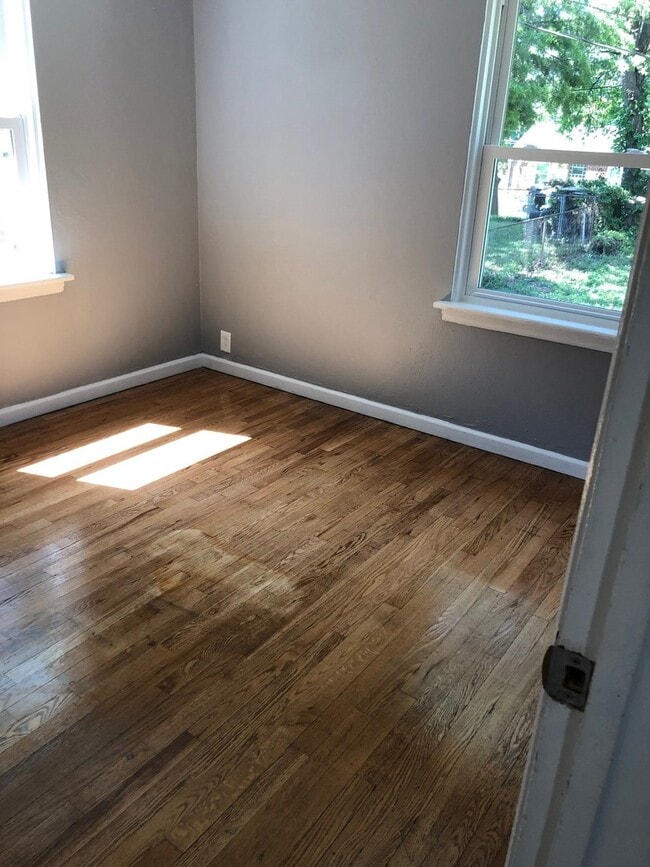 Building Photo - Beautiful Updated 2 Bedroom Home! A Must See!