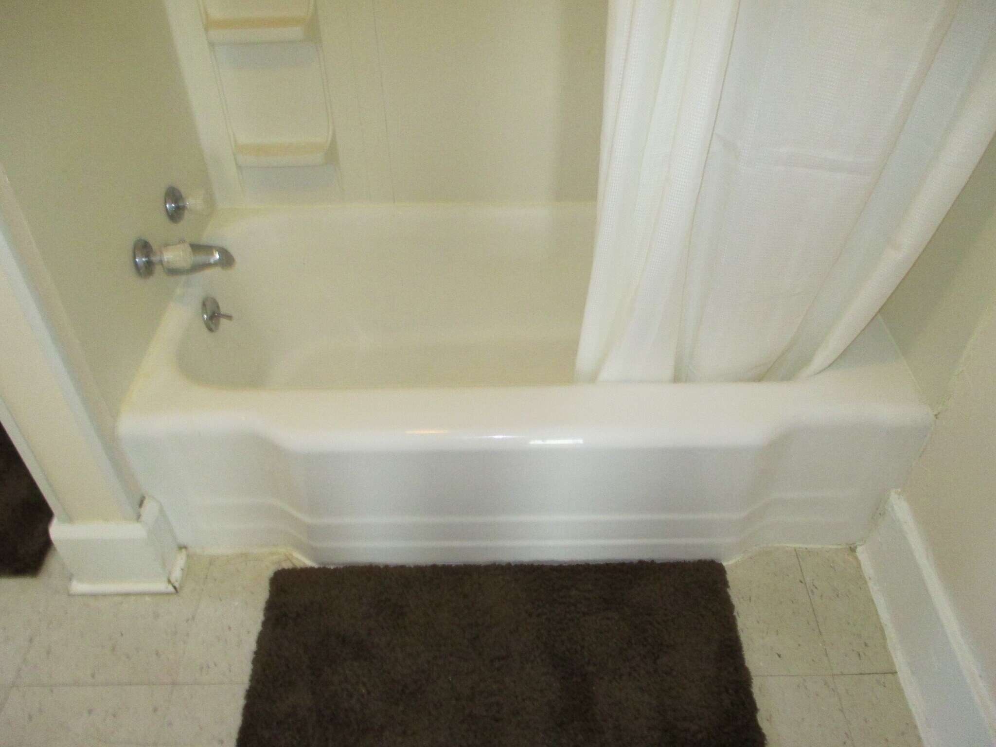 Building Photo - 817 Hess Ave