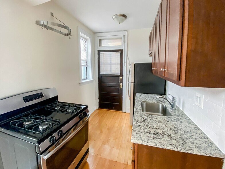Primary Photo - 3622 N Marshfield Ave