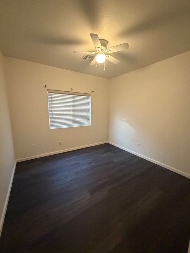 Building Photo - Welcome home to this meticulously maintained property in desirable Sun Groves Subdivision!