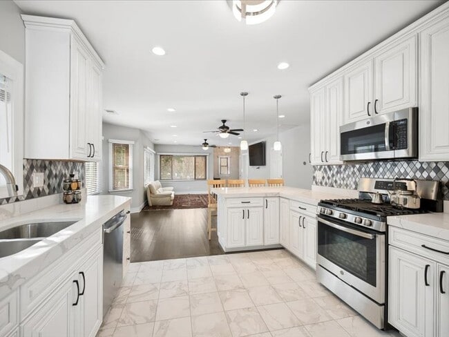 Building Photo - 2325 Shady Ln