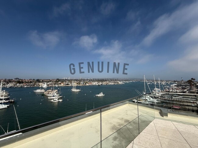 Building Photo - 2Bd 2Ba Spacious Newport Bay Front Condo