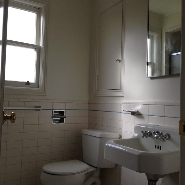 Building Photo - Enjoy indoor & outdoor living in this Spacious 4 Level, 3 bedroom 2 bath home in Lakeside District