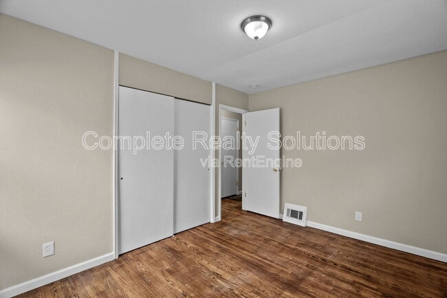 Building Photo - 270 Estridge Rd
