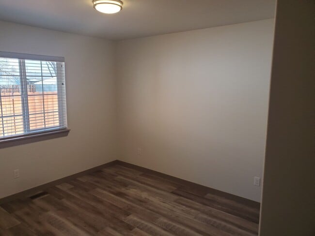 Building Photo - 1545 SW Kalama Ave