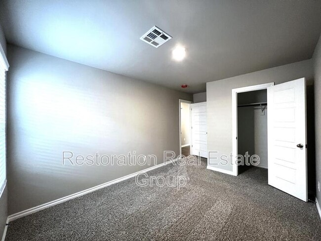 Building Photo - 2717 Dennis Dr