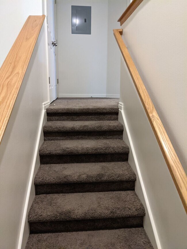 Building Photo - 4 Bed/3 Bath by Geneva Rd in Provo