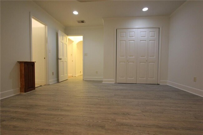 Building Photo - 818 Springlake Rd