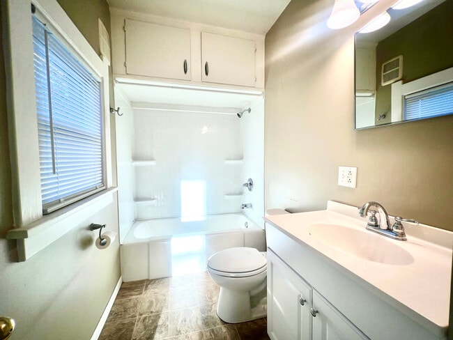 Building Photo - 5124 Allen St