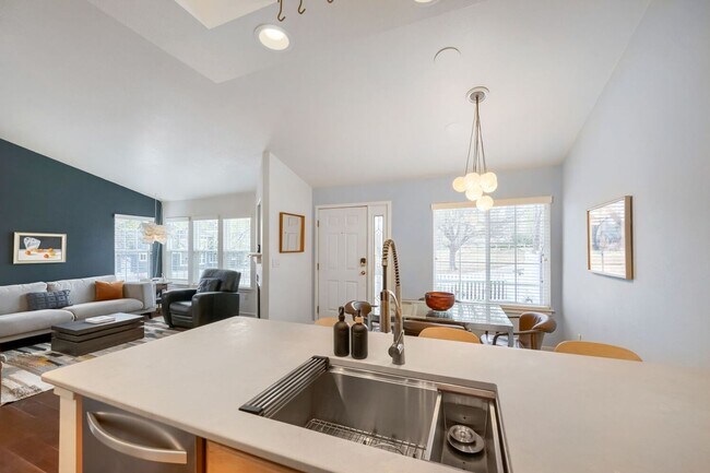 Building Photo - 2 BDR Gorgeous Updated Townhome with Huge Garden